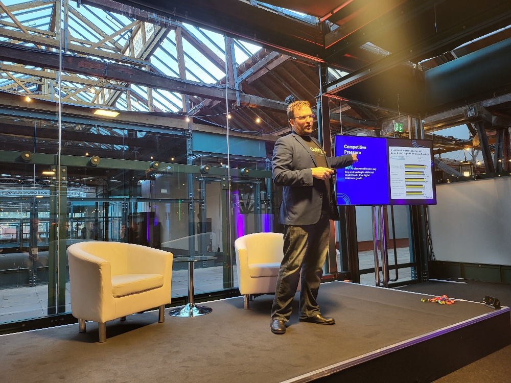 Joey joined on stage by Stewart Ehoff